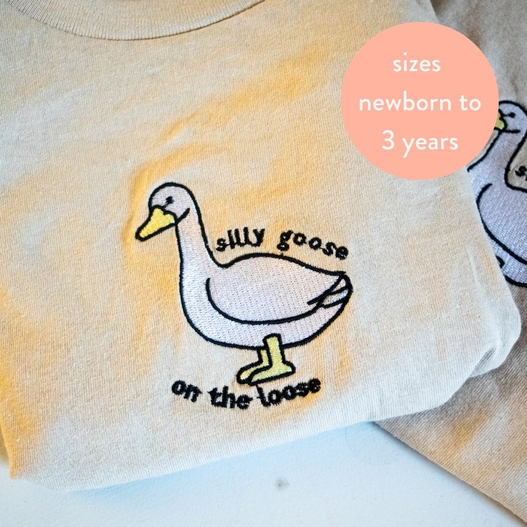 Playful Silly Goose on the loose Infants' T-Shirt - Fun and Comfy Style! 🦢👧👦